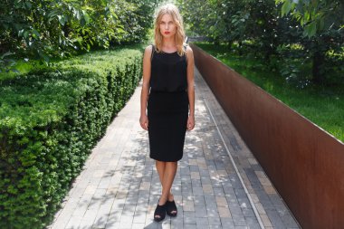 Parkta tam büyüme yaz gününde güzel sarışın