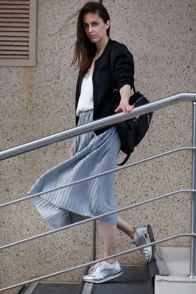 Brunetka, młoda kobieta w stylu casual spacery po schodach — Zdjęcie stockowe