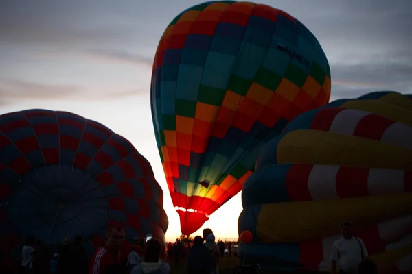 热气球节在佩-扎列斯基，雅罗斯拉夫尔州。夜间飞行在 2016 年 7 月 16 日. — 图库照片