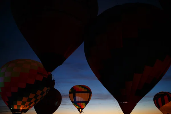 Hete lucht ballonnen festival in Pereslavl-Zalesski, Oblast Jaroslavl. Nachtvluchten in 16 juli 2016. — Stockfoto
