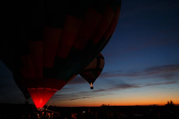 Festival de montgolfières à Pereslavl-Zalessky, Oblast de Yaroslavl. Vol de nuit du 16 juillet 2016 . — Photo