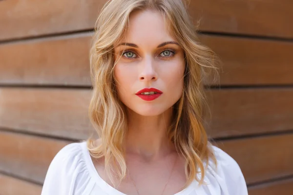 Mujer joven rubia primer plano con ojos grises y labios rojos — Foto de Stock
