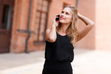 Smartphone üzerinde konuşmak ve ararken rüya gibi şık beyaz kadın