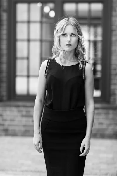 Retrato en blanco y negro de una joven rubia elegante y seria — Foto de Stock