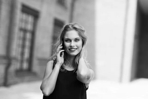 Retrato romántico en blanco y negro de una hermosa chica con teléfono — Foto de Stock