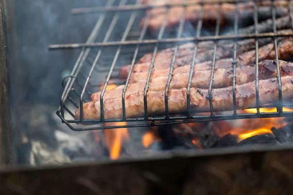 Parrilla barbacoa con salchichas fritas sobre carbón — Foto de Stock