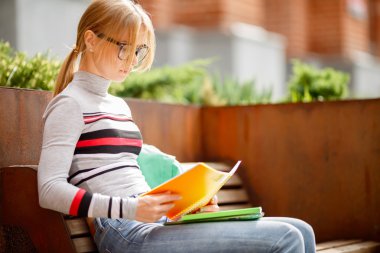 sarışın gözlüklü bankta oturan dizüstü bilgisayarlar ile