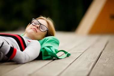 ahşap çatı üzerinde Dreamy kız yalan