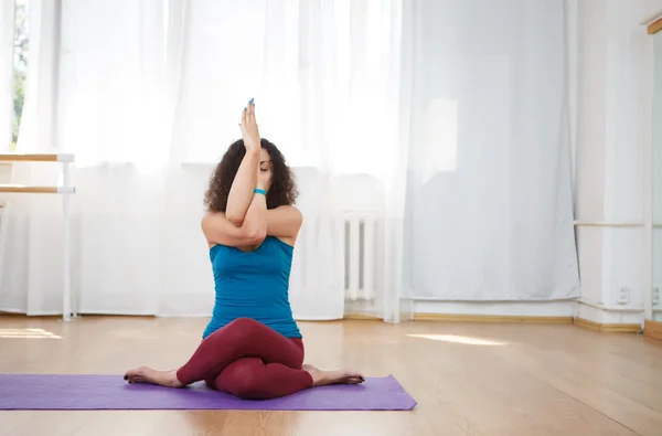 Mujer morena realizando yoga asana en gimnasio — Foto de Stock