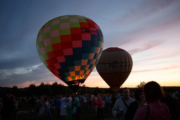 पेरेस्लाव-ज़ेल्स्की, यारोस्लाव ओब्लास्ट में गर्म हवा के गुब्बारे महोत्सव। 16 जुलाई 2016 में नाइट फ्लाइंग . — स्टॉक फ़ोटो, इमेज