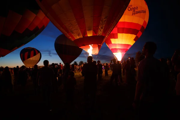 Heißluftballonfestival in Pereslawl-Salesski, Oblast Jaroslawl. Nachtflug im 16. Juli 2016. — Stockfoto