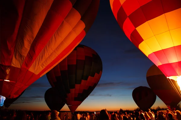 Sıcak Hava Balon Festivali Pereslavl-Zalessky, Yaroslavl Oblast. 16 Temmuz 2016 yılında uçan gece. — Stok fotoğraf