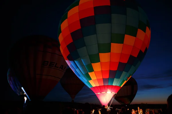 Festival de balões de ar quente em Pereslavl-Zalessky, Yaroslavl Oblast. Voo noturno em 16 de julho de 2016 . — Fotografia de Stock