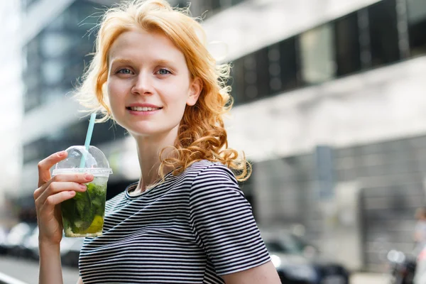 Blauäugige blonde lächelnde junge Frau mit Cocktail-Mojito — Stockfoto