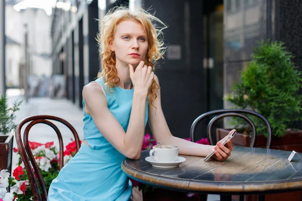 Street Cafe'de mavi elbiseli genç kadın — Stok fotoğraf