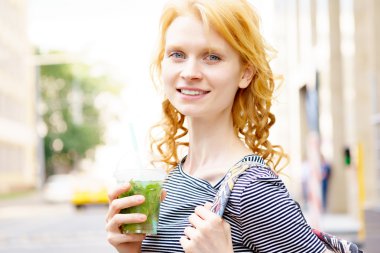 Genç güzel hippi kız açık havada Mojito yenileme ile poz