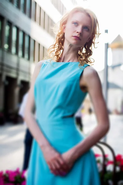 Mujer joven en vestido azul al aire libre — Foto de Stock