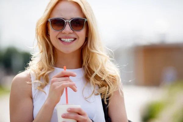 Mädchen mit Milchcocktail im Freien — Stockfoto