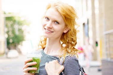 Gülümseyen ve kamera seyir mojito, tutan şirin Kızıl saçlı kız