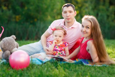 Mutlu genç aile vakit açık yaz gününde