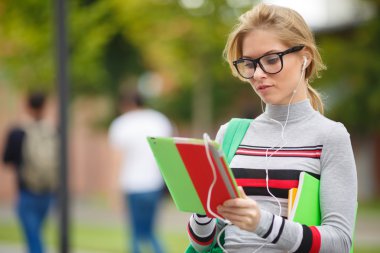 genç kız tablet bilgisayar