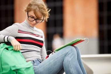 tablet bilgisayar sırt çantası kadınla açar