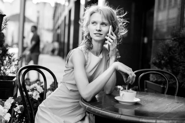 Kafede kahve bir fincan genç bir bayanla — Stok fotoğraf