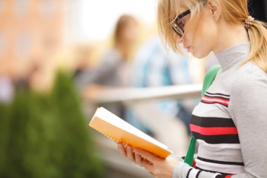 sokakta elinde Not Defteri ile şirin kız