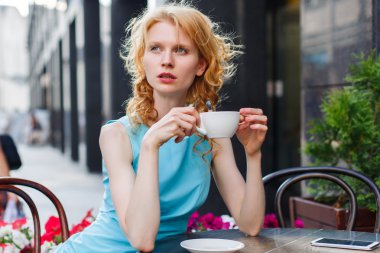 kafede kahve bir fincan genç bir bayanla