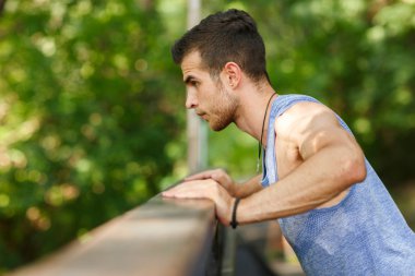 Genç atlet şınav mı egzersiz Park