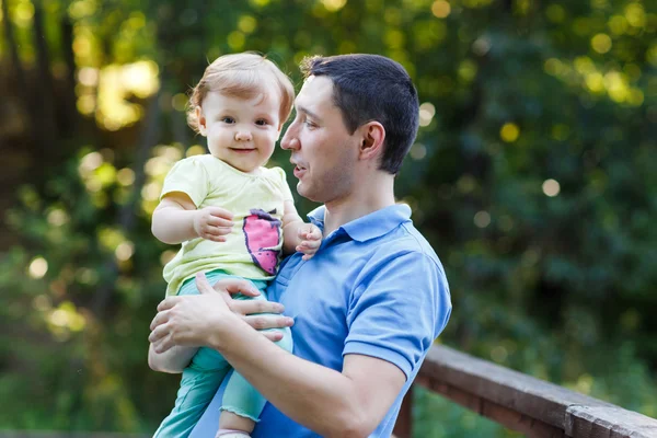 Dad holds baby daughter in arms, close-up — Stock Photo, Image