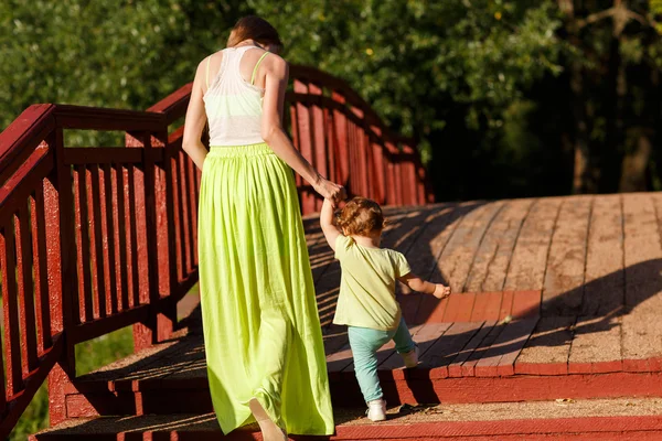 Anya és kis lánya megy hídon Park — Stock Fotó