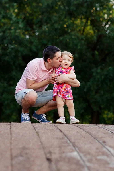 Ο μπαμπάς με κόρη ξύλινη γέφυρα στο πάρκο — Φωτογραφία Αρχείου