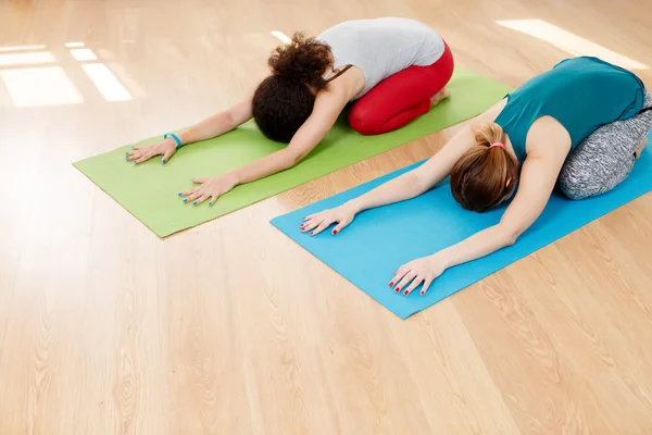 Yoga, barış ve meditasyon pratik iki beyaz kadın — Stok fotoğraf