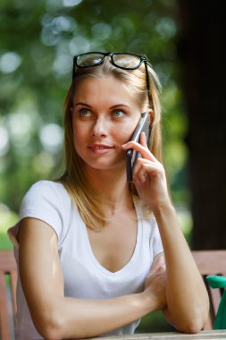 Masada otururken Evet öğrenci