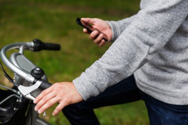 Bisikletçi ile yardım etmek-in onun smartphone alanları üzerinde duruldu