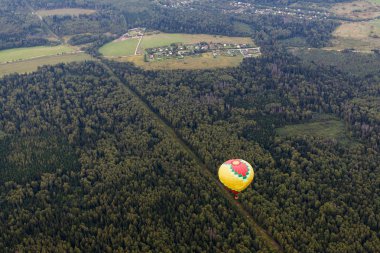Sıcak hava balonu orman karşı