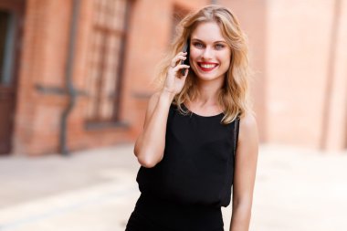 Açık havada Evet kocaman bir gülümseme ile güzel sarışın