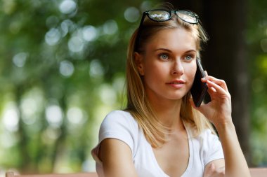 Genç kadın masada otururken Evet