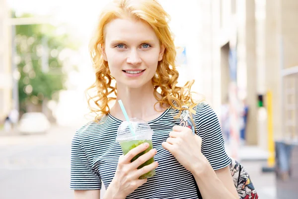 Junge attraktive Frau geht mit alkoholfreiem Mojito — Stockfoto