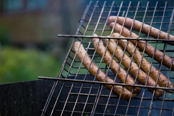 Frankfurter lange dunne worstjes op de grill — Stockfoto