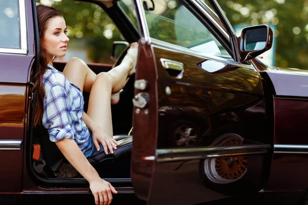 Menina sentada em carro aberto, foto tonificada — Fotografia de Stock