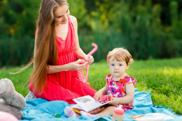 Anya, lánya és a játékok a piknik park — Stock Fotó