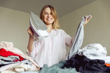 Kız ne kadar ütülemesi gerektiğine şaşırdı.