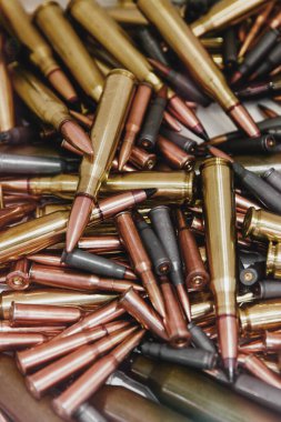 Sıcak bir ışık altında bakır uçlu mermi yığını. Bir sürü mermi yakın çekim. Amerika 'da silah şiddeti. Cephane tüfeği ya da tabanca..