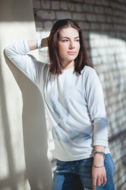 güneşli bir günde gülümseyen güzel kız