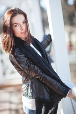 güneşli bir günde gülümseyen güzel kız