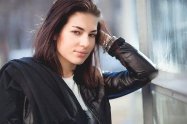 güneşli bir günde gülümseyen güzel kız