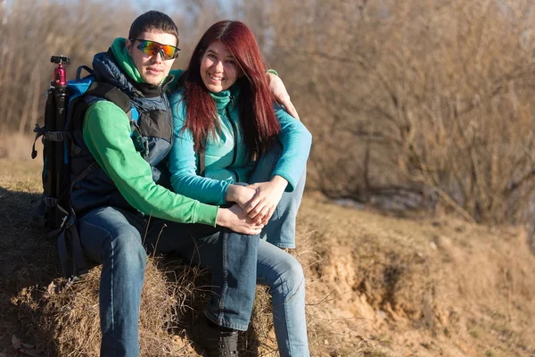 Genç güzel turist sırt çantaları ile birkaç.