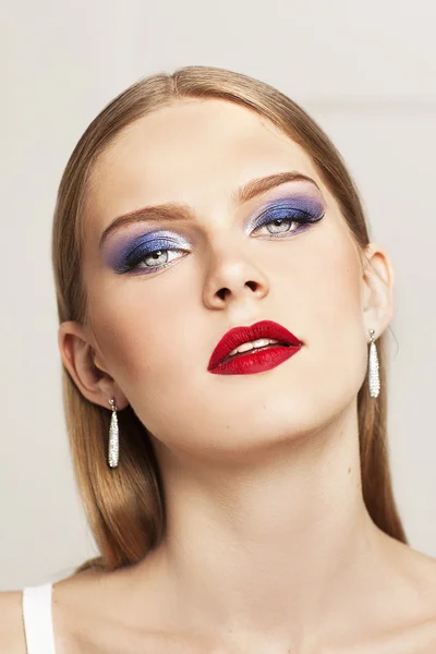 Portrait of beautiful model with evening make up. — Stock Photo, Image